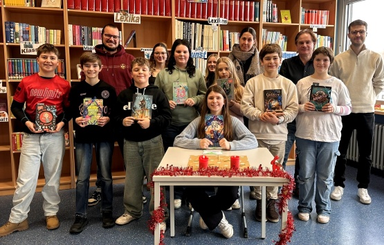 Die Schulsiegerin Leonie Hupperich, die Klassenbesten, die Jury des diesjährigen Vorlesewettbewerbs an der Boeselager-Realschule Ahrweiler