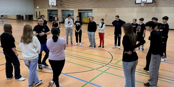 Stefan Bauer (links) motivierte die Schüler - hier die Klasse 8b - mit seiner Erfahrung als Artist und Pädagoge – Lernen mit Bewegung und Begeisterung