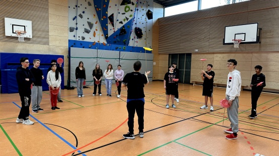 Zirkuspädagoge Stefan Bauer begeisterte die Schülerinnen und Schüler der Boeselager-Realschule mit seinem Können und pädagogischem Geschick