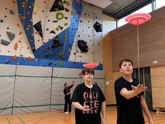 Mit viel Konzentration und Teamgeist übten die Schüler Jonglage, Balance und Akrobatik – ganz wie im echten Zirkus.