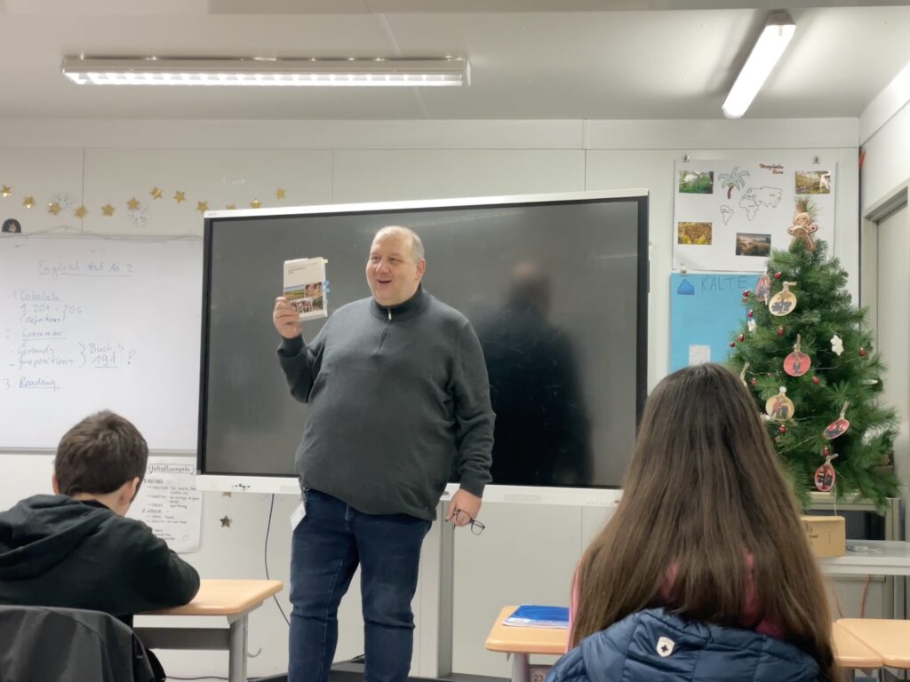 Ortsvorsteher Mario Wettlaufer im Gespräch mit der Klasse 8