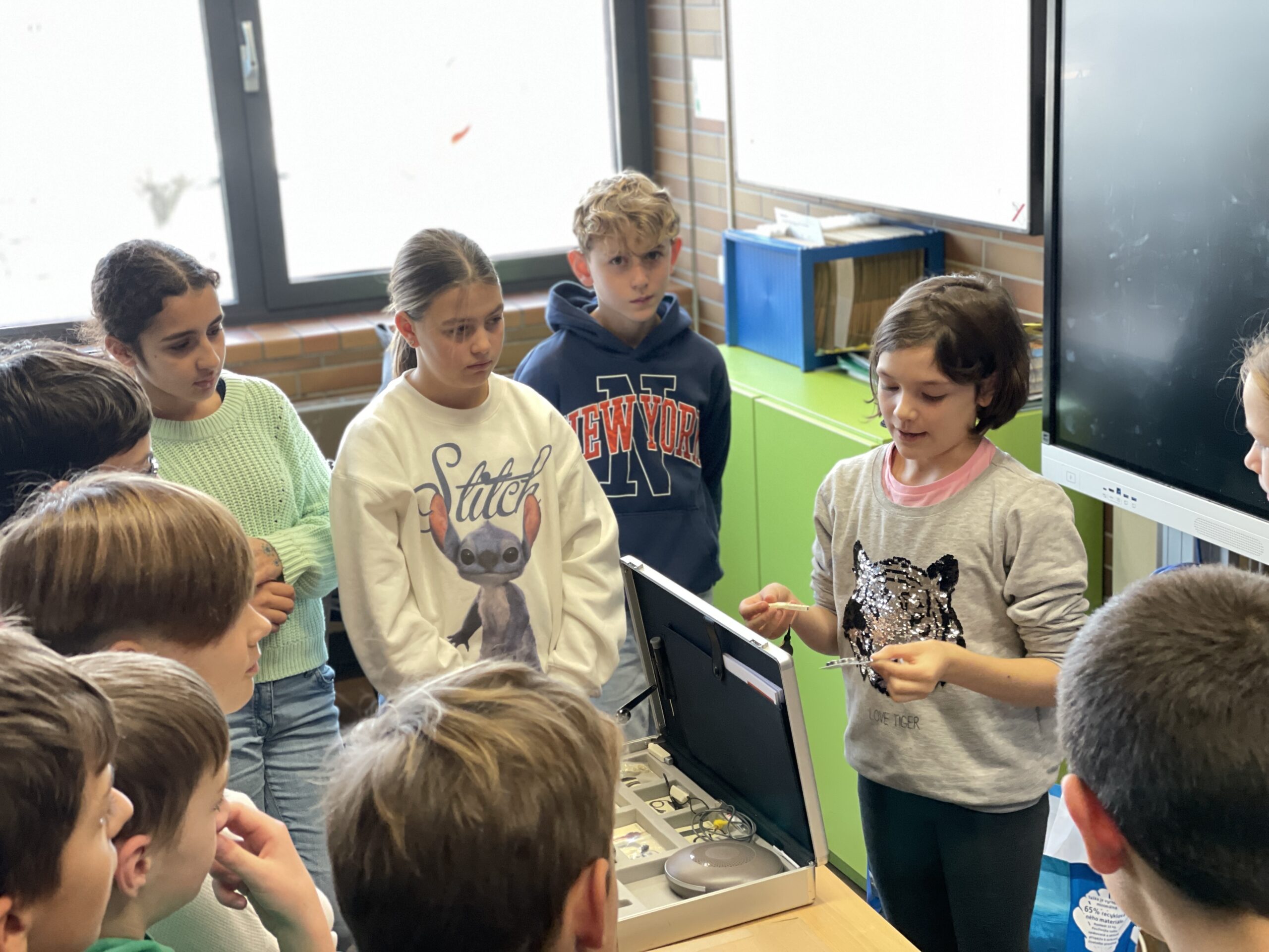 Annika aus der Klasse 5e bei ihrem Referat