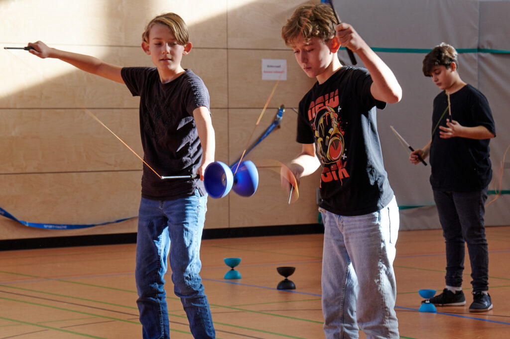 Bei der Zirkusvorführung zeigten die Kids, was in den vergangenen Wochen beim Zirkusprojekt gelernt haben