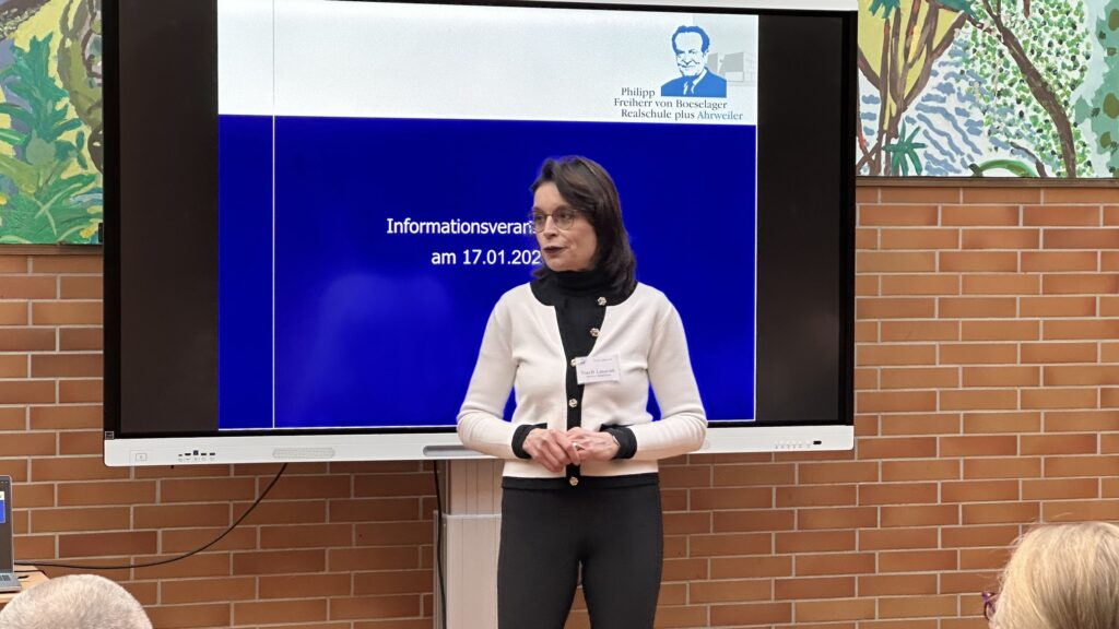 Begrüßung der Besucher durch die stv. Schulleiterin Bettina Lanzerath