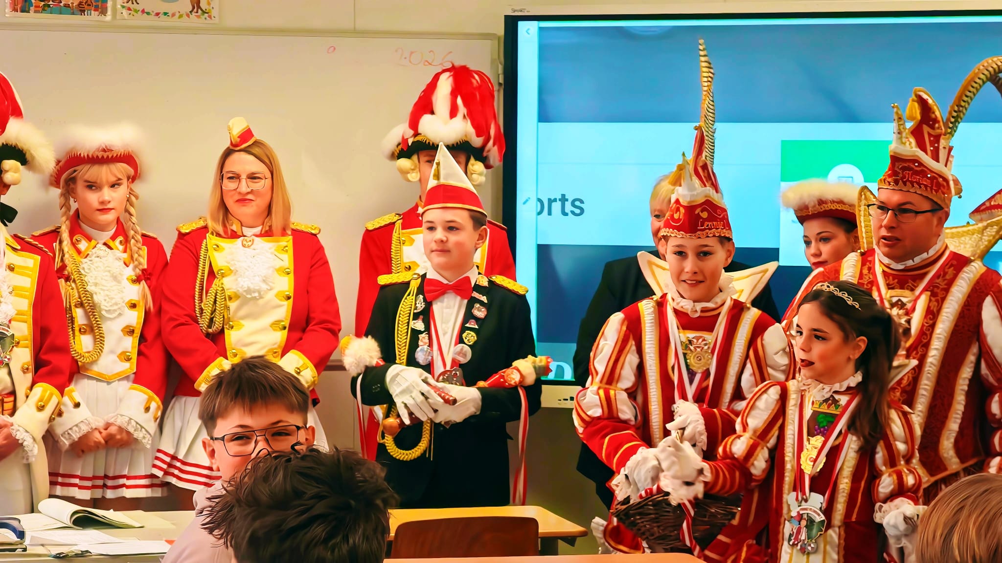 Mittendrin statt nur dabei: Adjutant Mats Goller mit den Kindertollitäten der KG Heimersheim