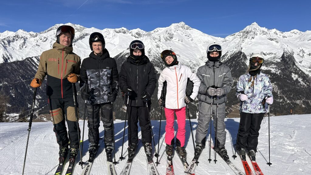 Kaiserwetter am Klausberg - Skilehrer Jörg mit seiner Gruppe
