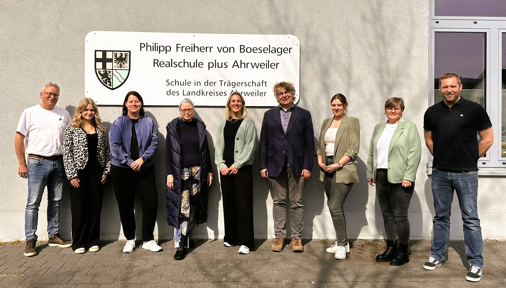 Die Organisatoren der Bewerbertrainings an der Boeselager-Realschule Ahrweiler, Johannes Morschhausen (Mitte) und Ralf Breuer (l.), mit den externen Experten Cimberley Röhrig und Nina Diehlmann  (Wahl Firmengruppe), Claudia Wildermann (HWK), Daniela Bluhm (IHK Koblenz), Lara Fritsche (Kreissparkasse Ahrweiler) sowie Peter Cihlars und Simone Gasper (beide Agentur für Arbeit)