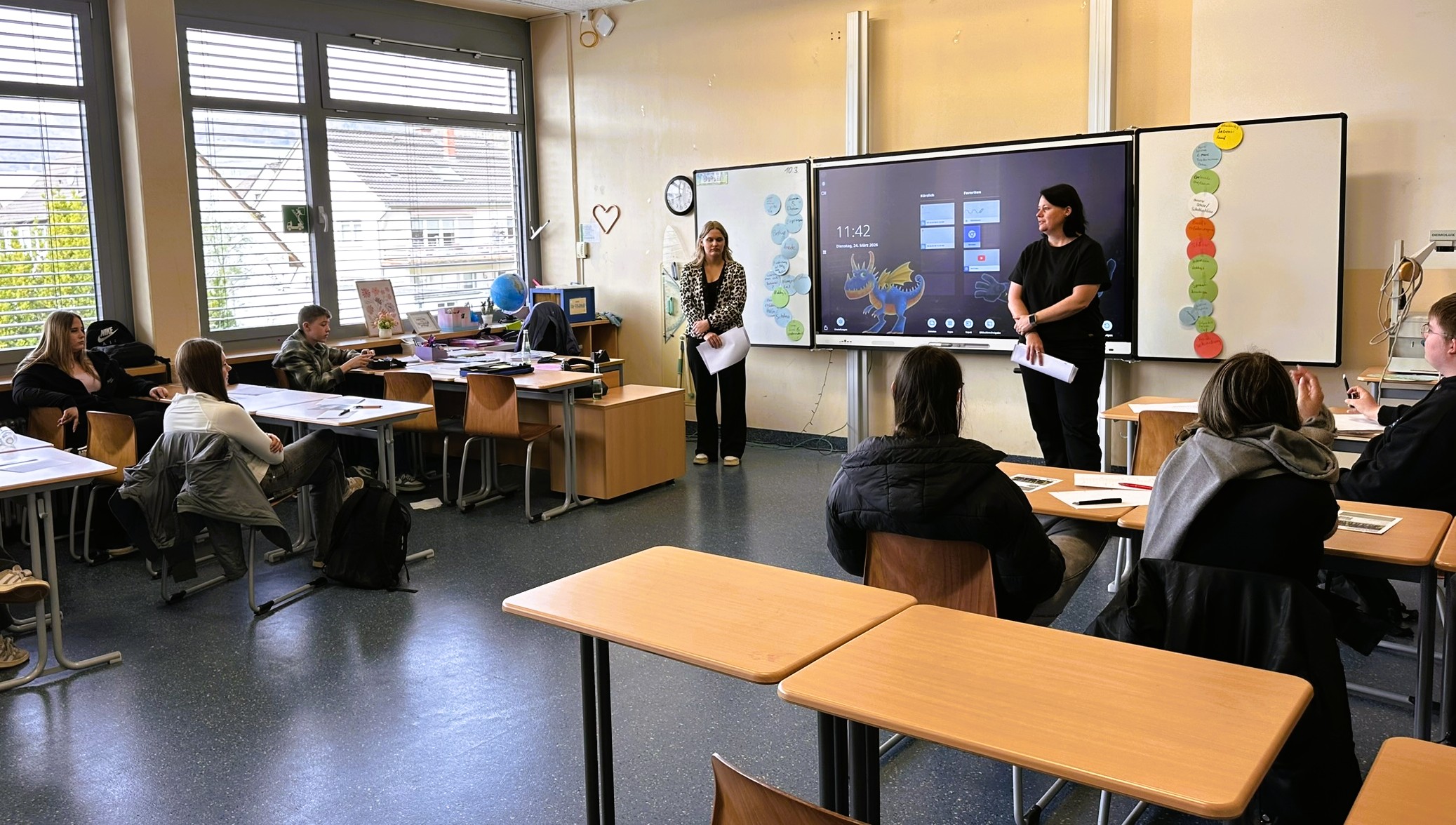 Auch dieses Jahr wieder beim Bewerbertraining der Boeselager-Realschule mit dabei: Nina Diehlmann, Bereichsleitung Personal der Wahl Firmengruppe, die von der Auszubildenden des Betriebs, Cimberley Röhrig, unterstützt wurde