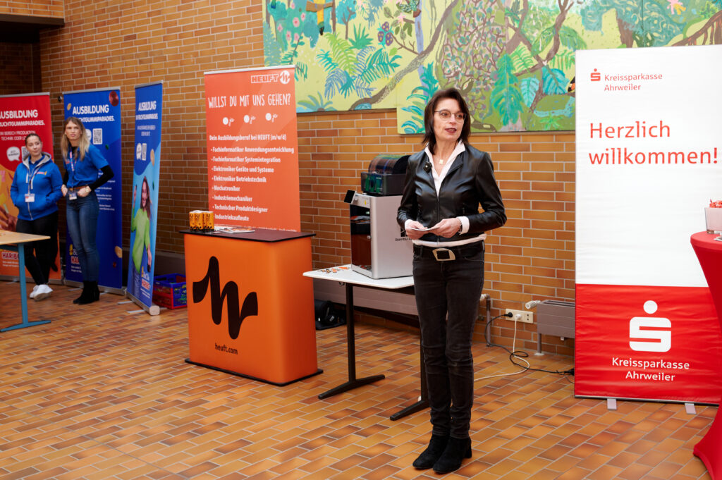 Die stv. Schulleiterin Bettina Lanzerath bei der Begrüßung zur 20. Berufsinfobörse "Schule trifft Wirtschaft"