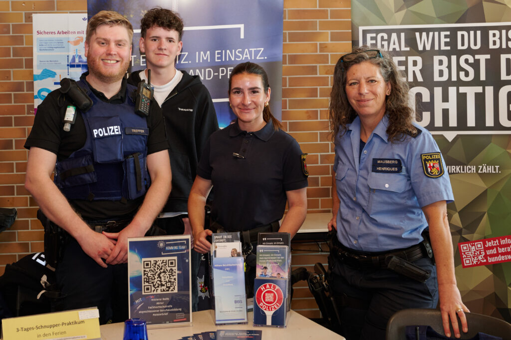 Jedes Jahr ein bei den Schülern sehr begehrter Infostand: die Vertreter der Polizeidienststelle Bad Neuenahr-Ahrweiler 
