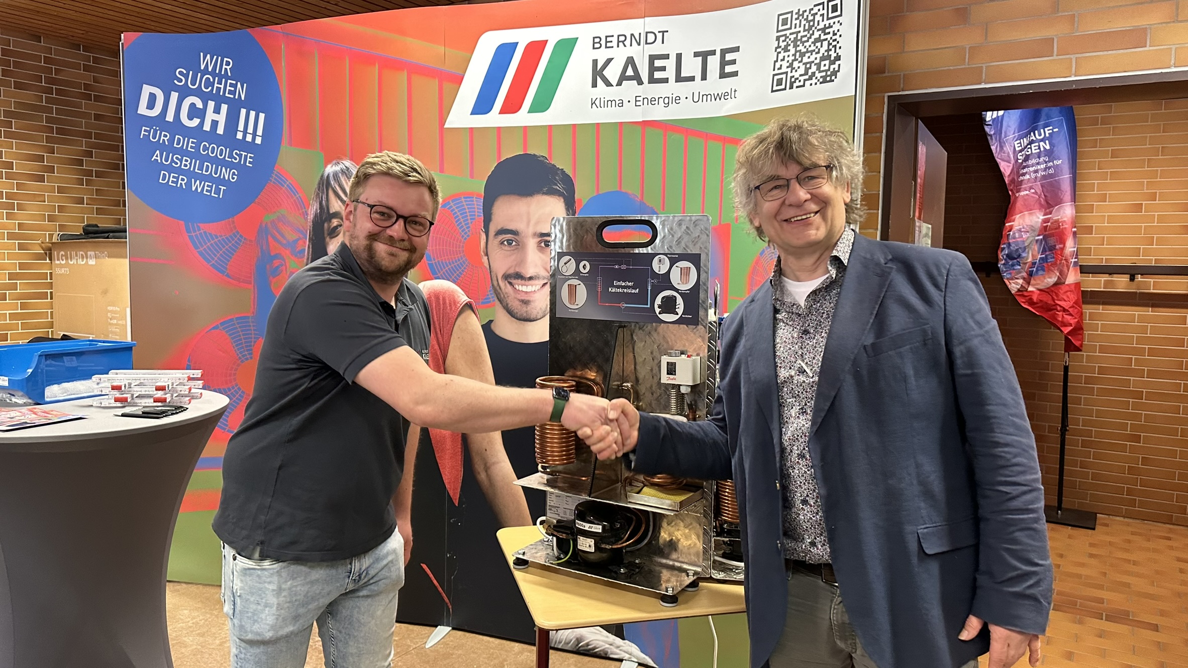 Stefan Schmitz von Berndt Kältetechnik übergibt das Modell des Kältekreislaufs an den 2. Konrektor Johannes Morschhausen