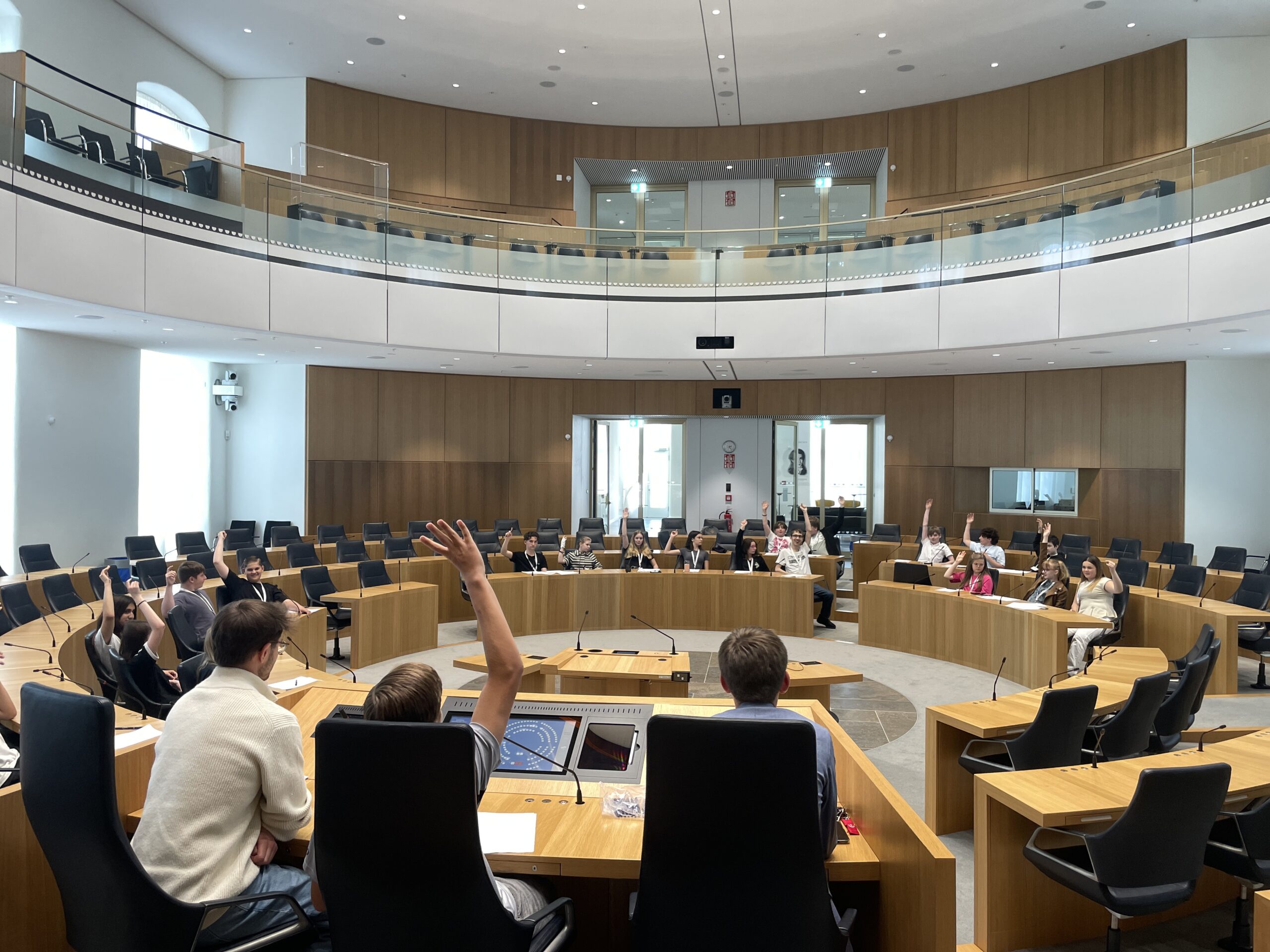 Am Mittwoch, dem 27.05.2026, erlebte die Klasse 8a der Philipp Freiherr von Boeselager Realschule plus Ahrweiler beim Demokratietag im Landtag in Mainz einen spannenden und praxisnahen Einblick in die Arbeit des rheinland-pfälzischen Parlaments.
