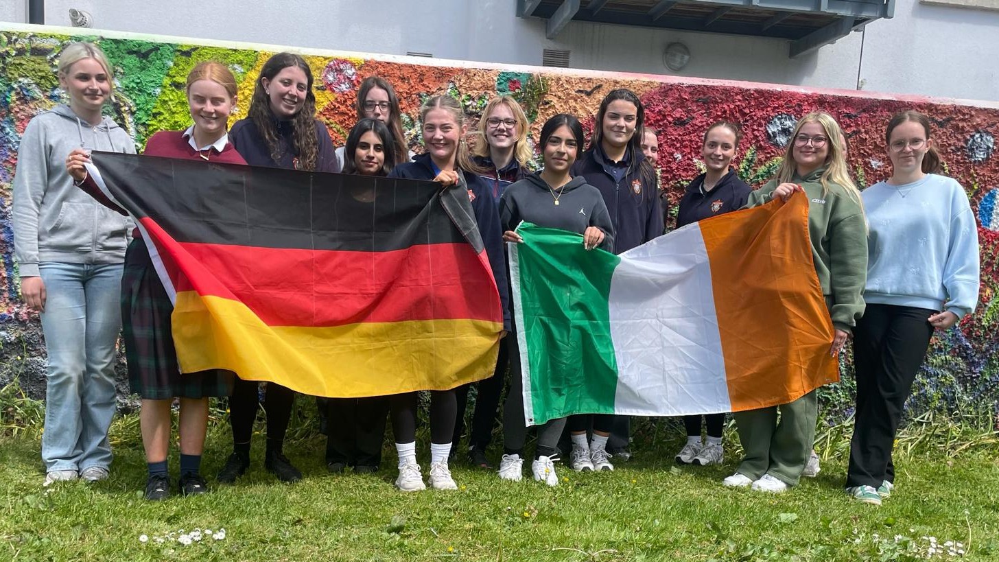 Deutsche und irische Schüler zeigen Flagge: Begegnung, Offenheit und europäischer Austausch standen im Mittelpunkt der Erasmus+-Woche in Naas.