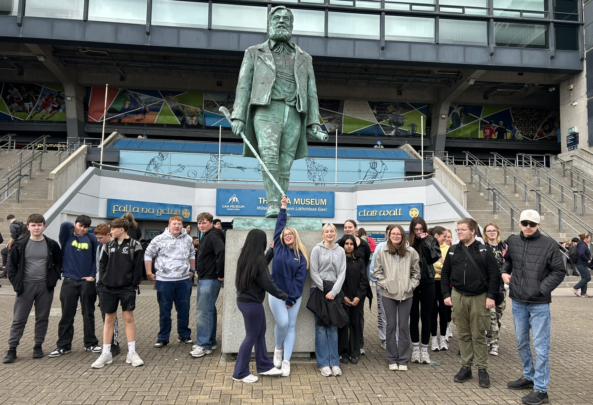 Vor der Statue am Croke Park: Die Gruppe erhielt spannende Einblicke in die irischen Nationalsportarten und ihre Rolle für Gemeinschaft und Tradition.