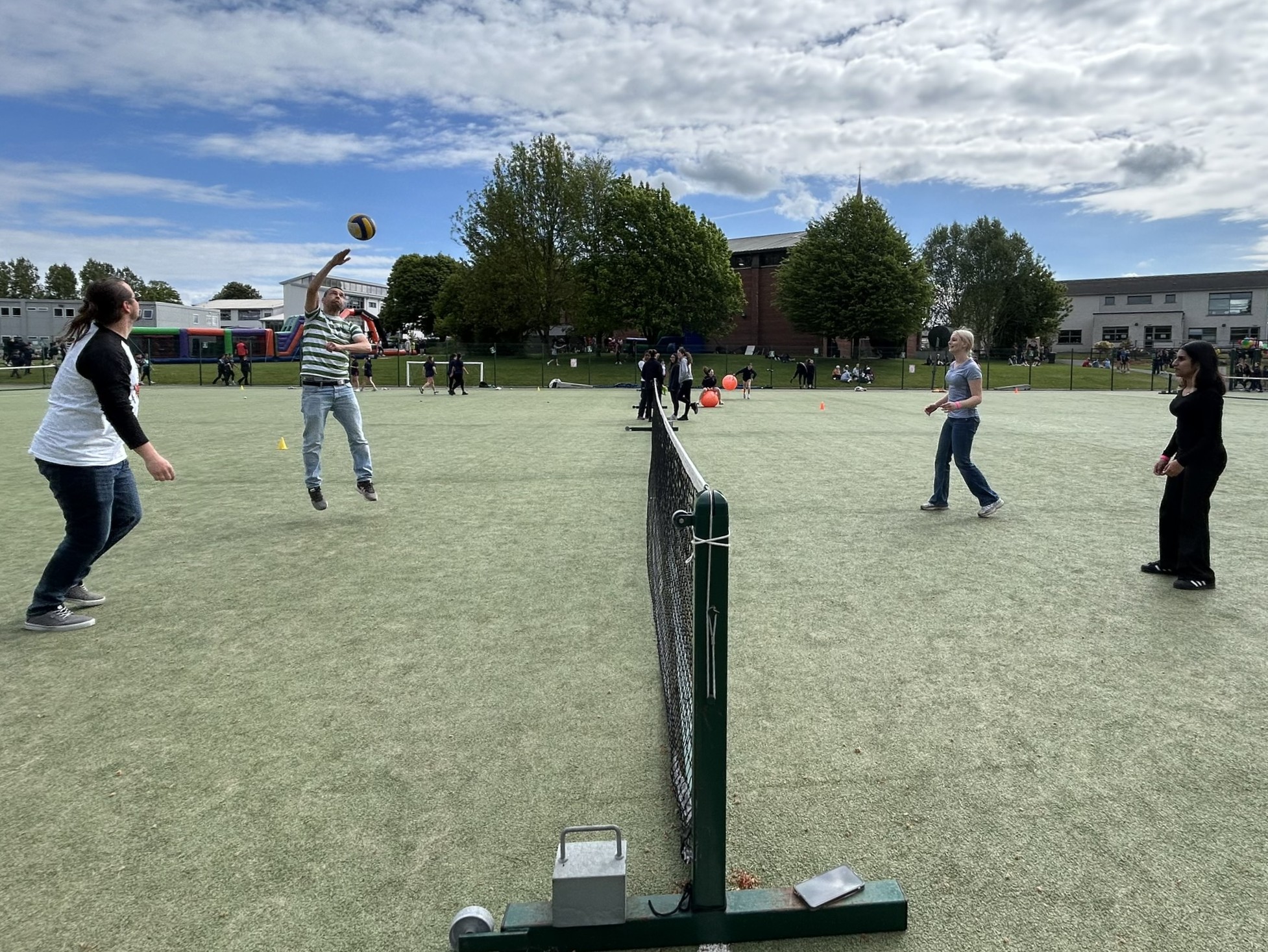 Sport verbindet: Beim gemeinsamen Sporttag kamen die Boeselager-Schüler schnell mit ihren irischen Gastgebern in Kontakt.