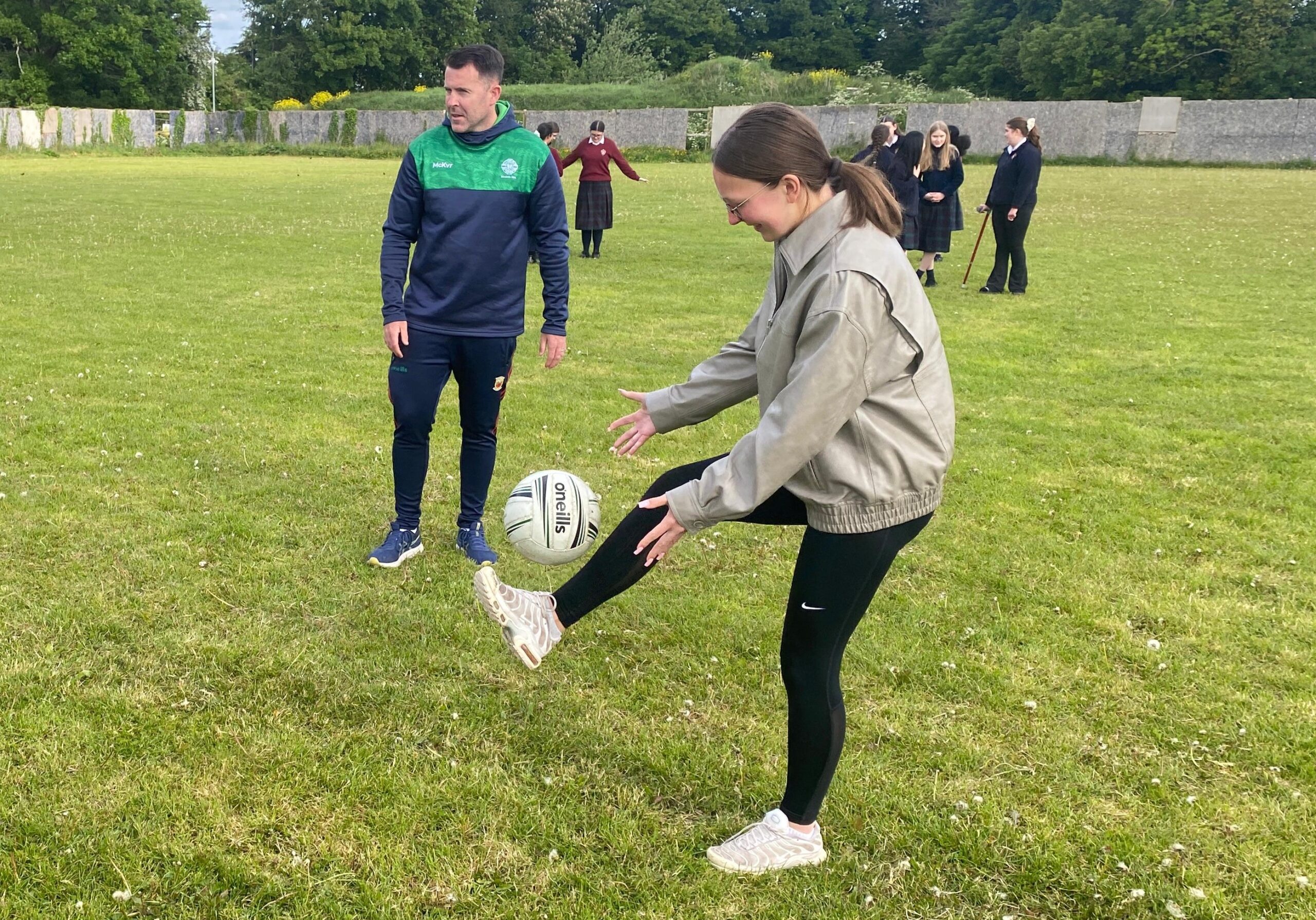 Gaelic Football selbst ausprobiert: Mit viel Einsatz und Freude lernten die Boeselager-Schüler eine typisch irische Sportart praktisch kennen.