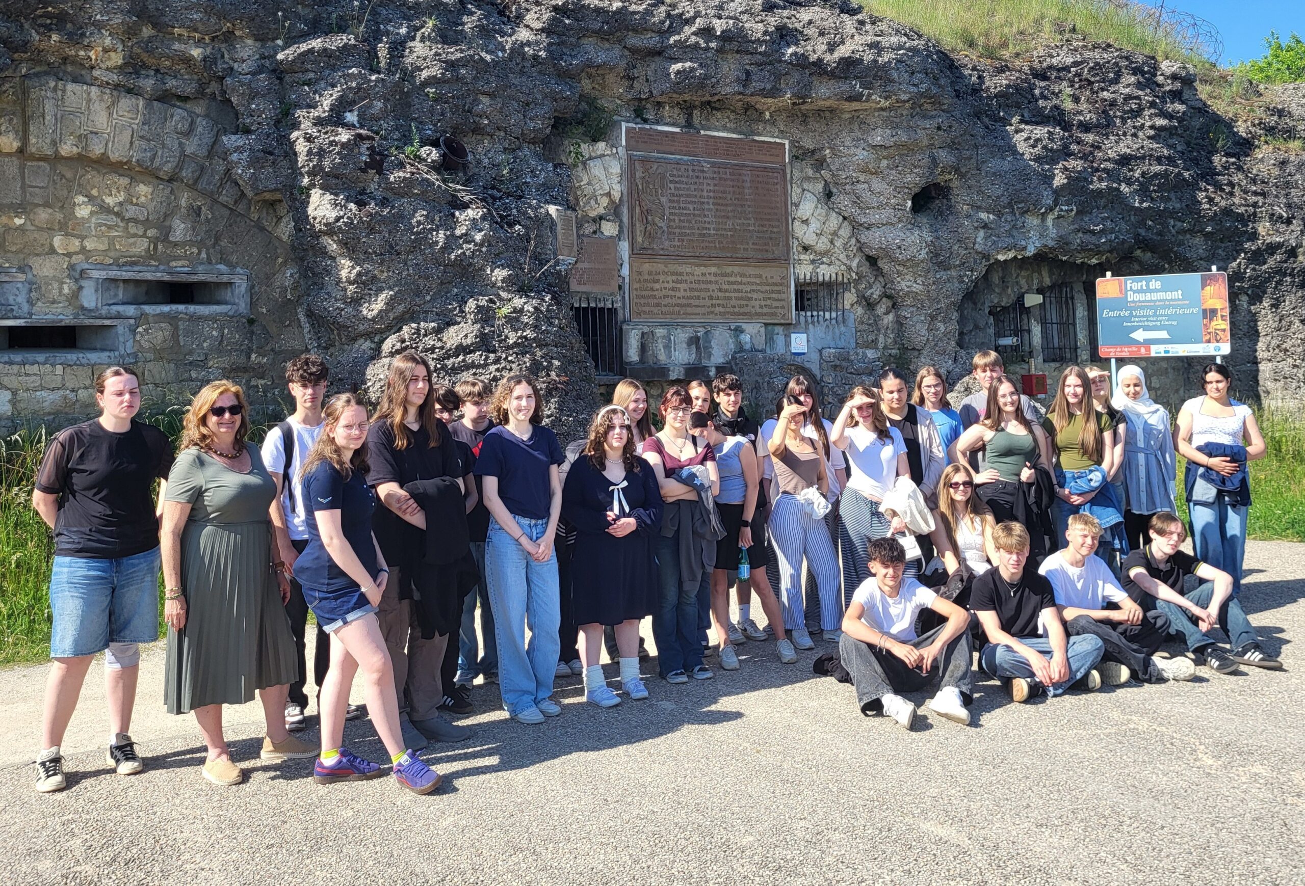 Die Exkursionsgruppe der Boeselager-Realschule Ahrweiler vor dem Fort Douaumont bei Verdun