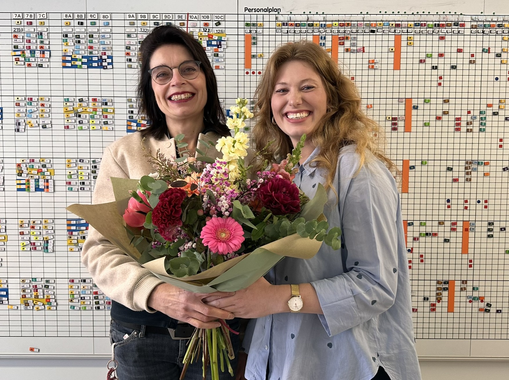 Die Personalratsvorsitzende Josephin Sonntag gratuliert Bettina Lanzerath im Namen des Kollegiums