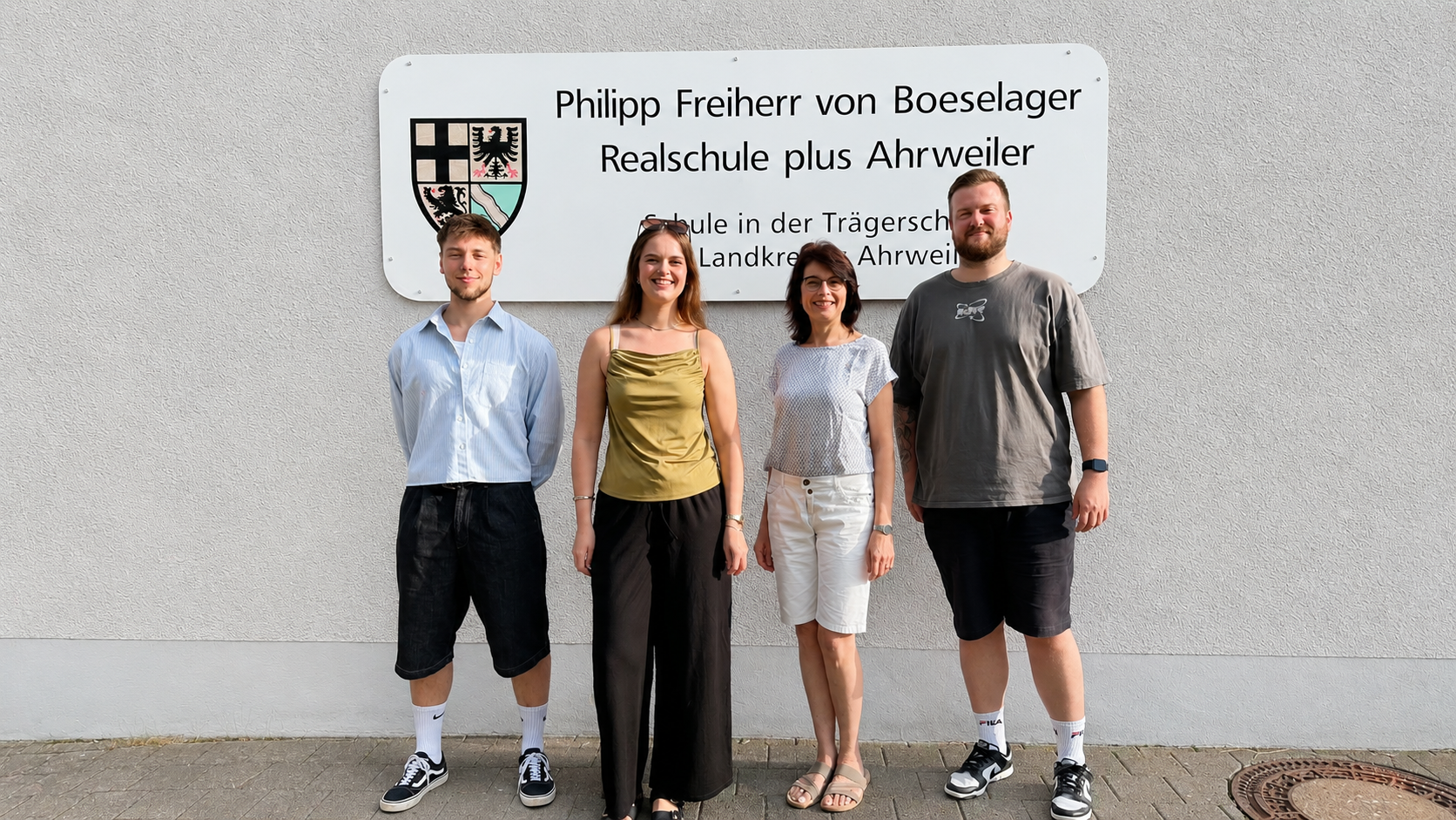 Schulleiterin Bettina Lanzerath mit den verabschiedeten Vertretungslehrern Joshua Köhler, Corinna Lanzerath und Rene Windhäuser