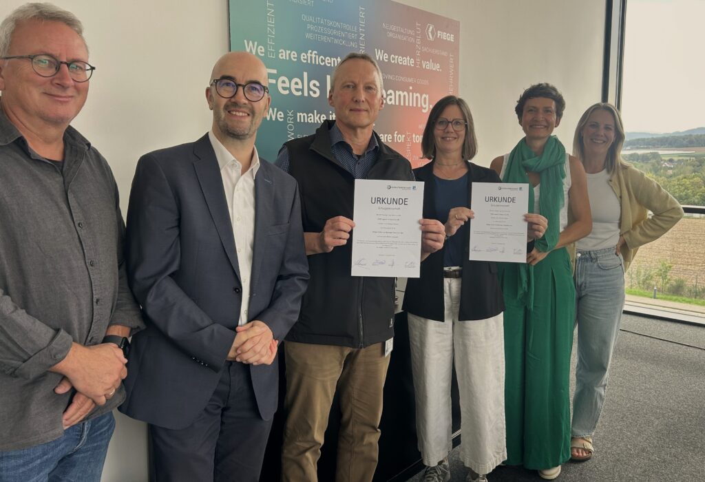 Freuen sich über die neue Schulpatenschaft: Vertreterinnen und Vertreter von FIEGE, der IHK Koblenz, des Kreises Ahrweiler und unserer Schule bei der offiziellen Übergabe der Patenschaftsurkunde