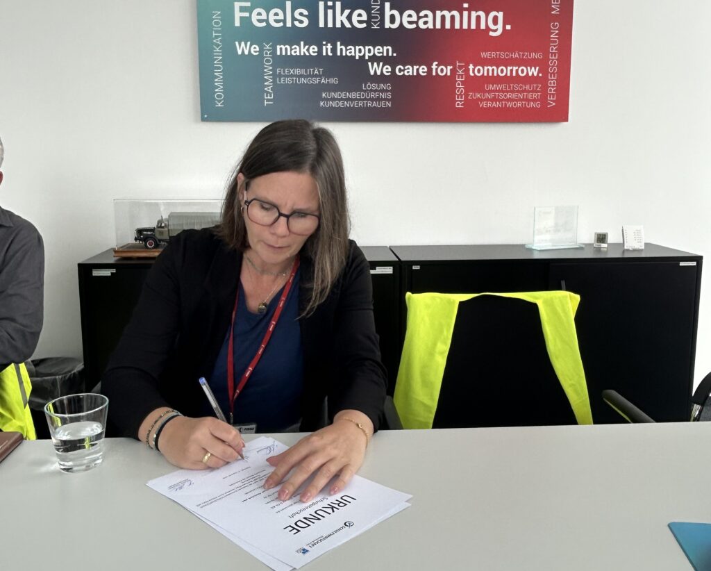 Die 2. Konrektorin der Boeselager-Realschule Ahrweiler, Susanne Fauck, beim Unterzeichnen des Patenschaftsvertrags