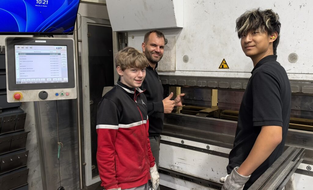 Erik und Francesco aus der Klasse 9a mit Thorben Klaus, dem Geschäftsführer der Hans Kessel GmbH in Remagen-Bandorf, wo sie während ihres Praktikums den Beruf des Metallbauers in der Fachrichtung Konstruktionstechnik kennenlernten.