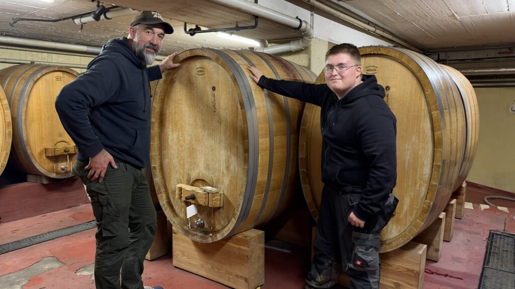 Maximilian aus der 9a erhielt im Weingut Kriechel spannende Einblicke in den Beruf des Winzers – hier gemeinsam mit Betriebsinhaber Michael Kriechel.